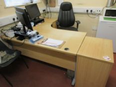 Light wood effect corner workstation, 2 x light wood effect pedestals, 1 x leatherette swivel chair