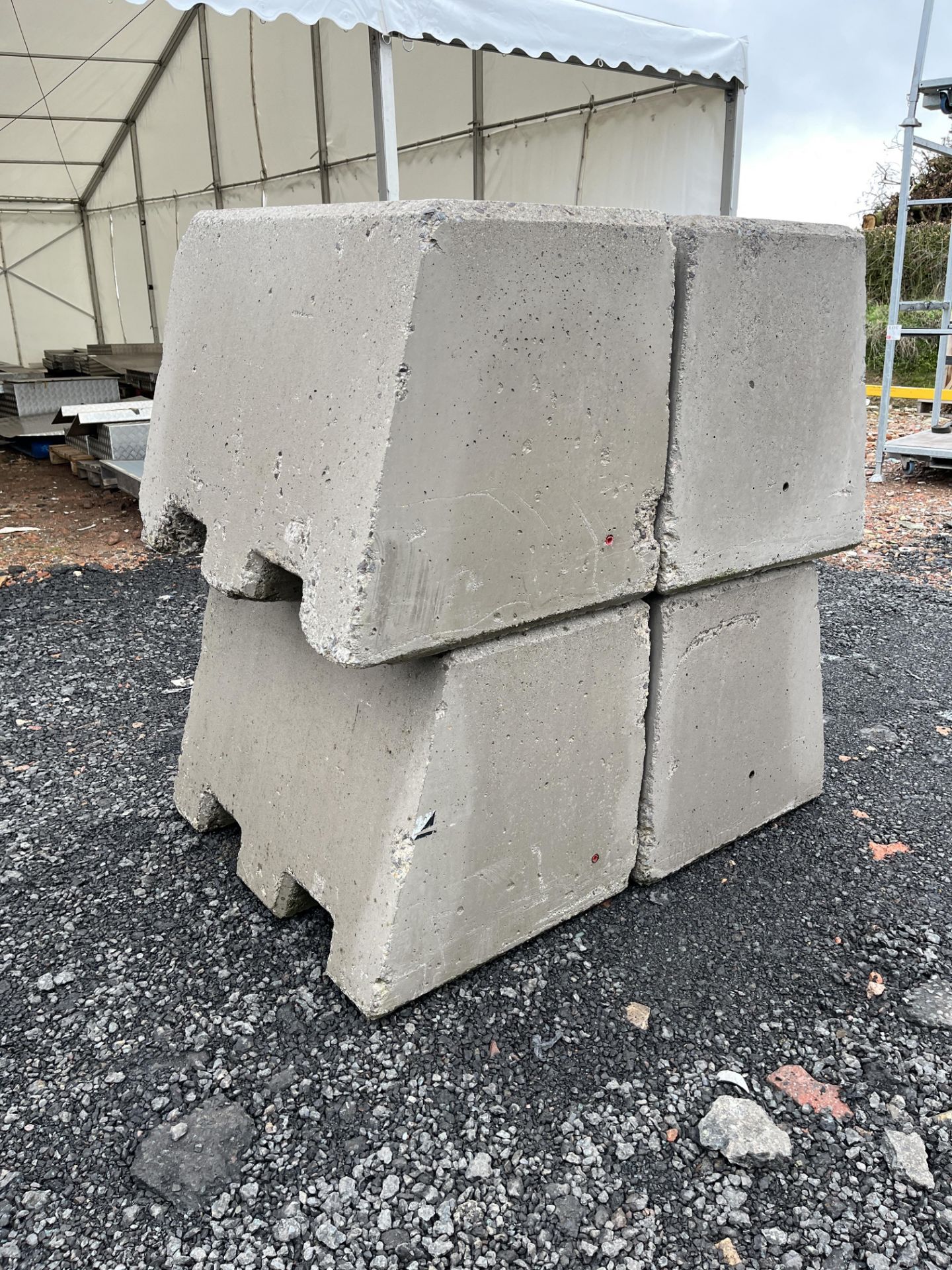 4 – 1000kg concrete weights (Type E)