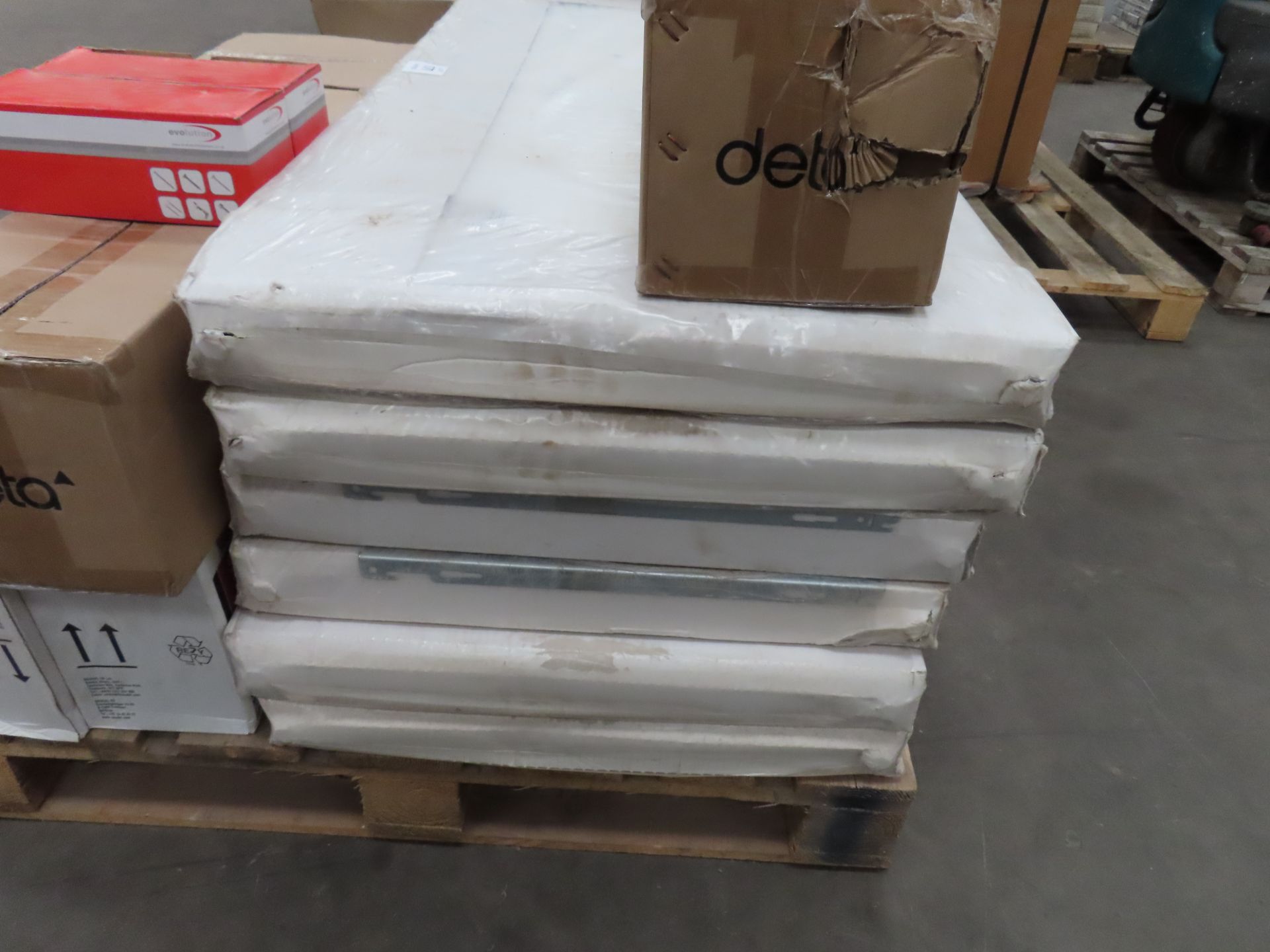 A Pallet to include miscellaneous contents. - Image 3 of 10