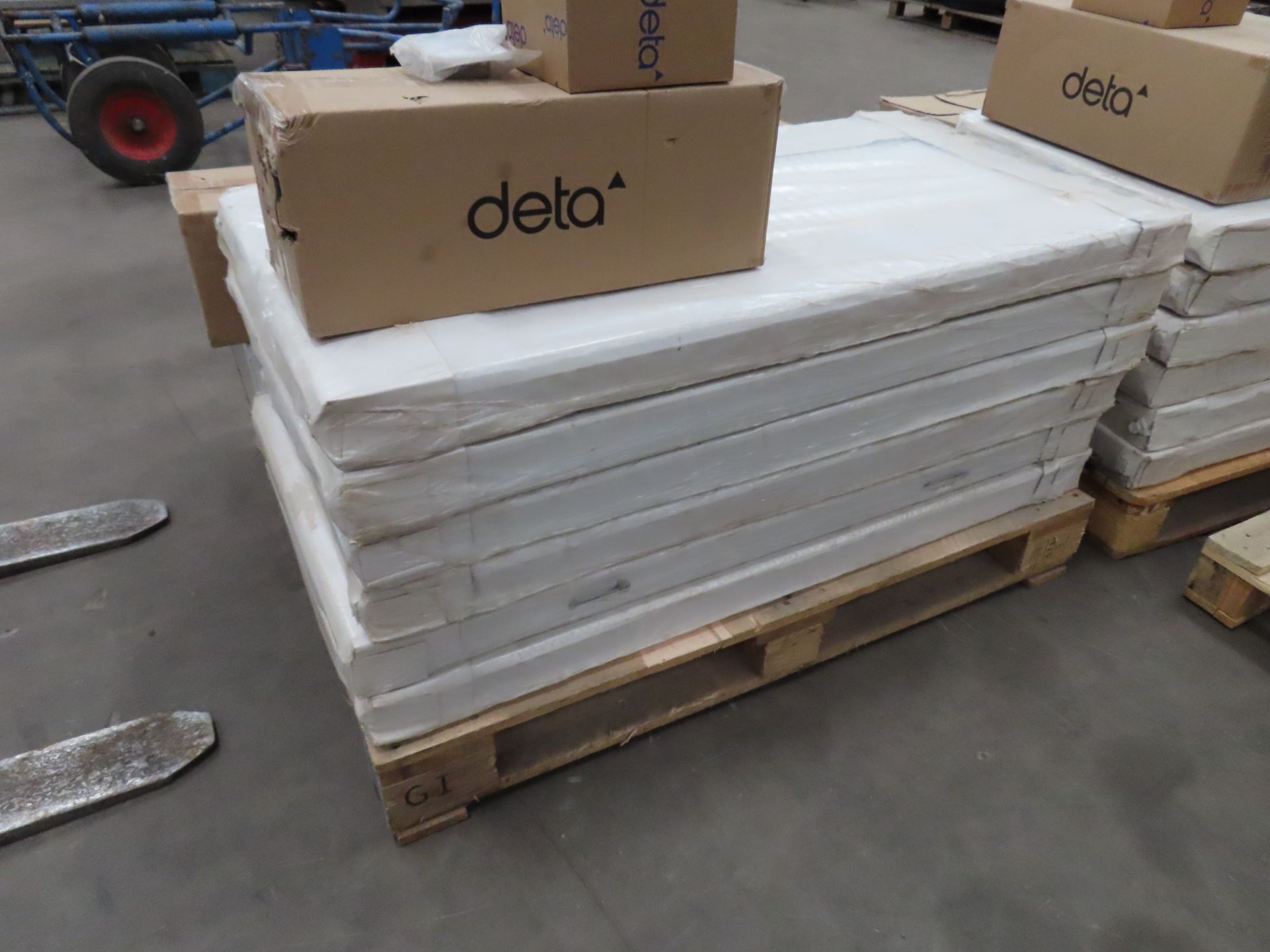A Pallet to include miscellaneous contents. - Image 2 of 10