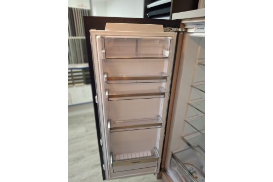 Siemens Kisiraf 30G integrated larder fridge (kitchen door not included) - Image 2 of 2