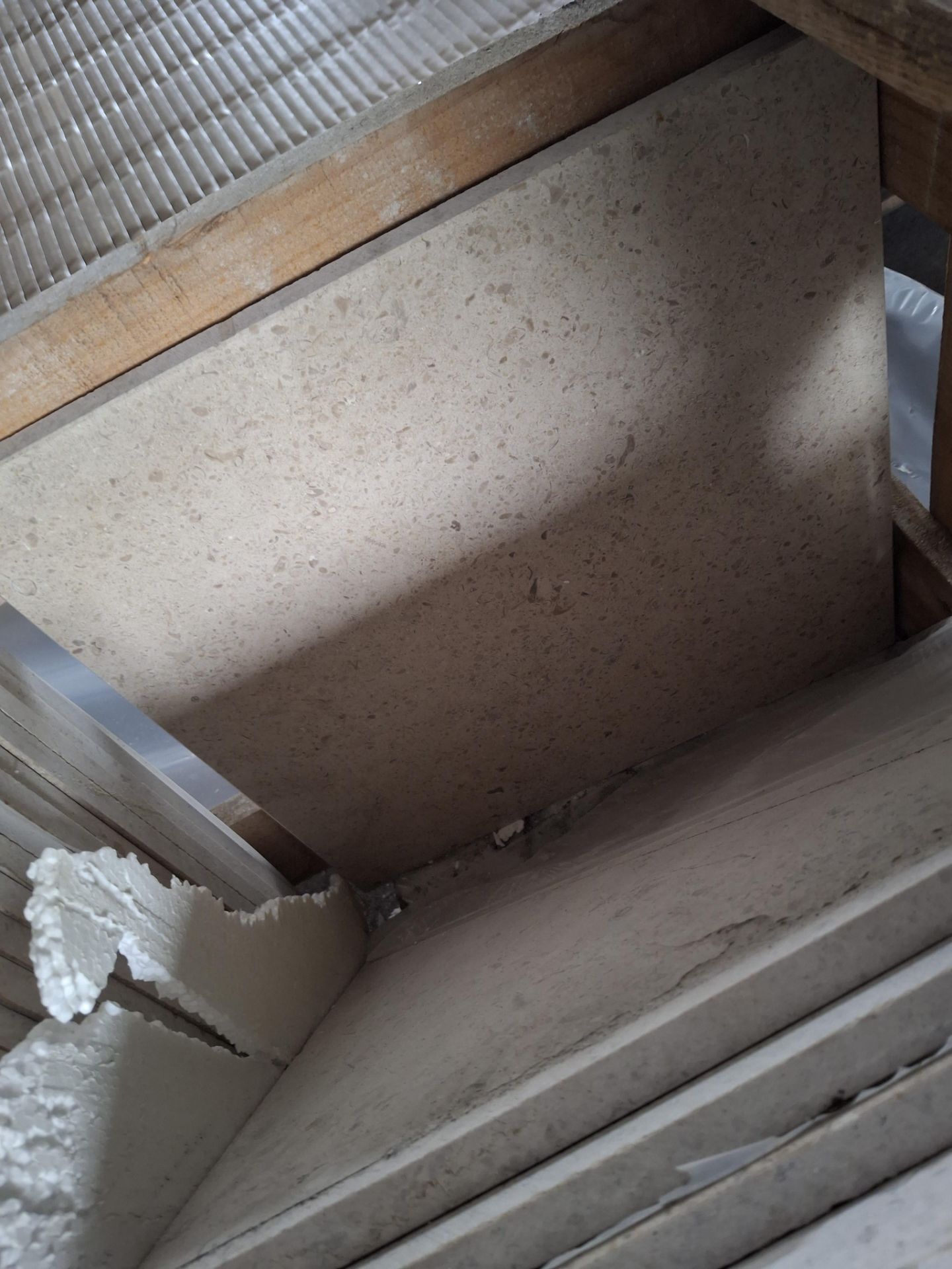 Portuguese Limestone; Pallet of 14 SQM; 400mm x 400mm x 15mm tiles; 88 Pieces - Lift out fee - £ - Image 3 of 4
