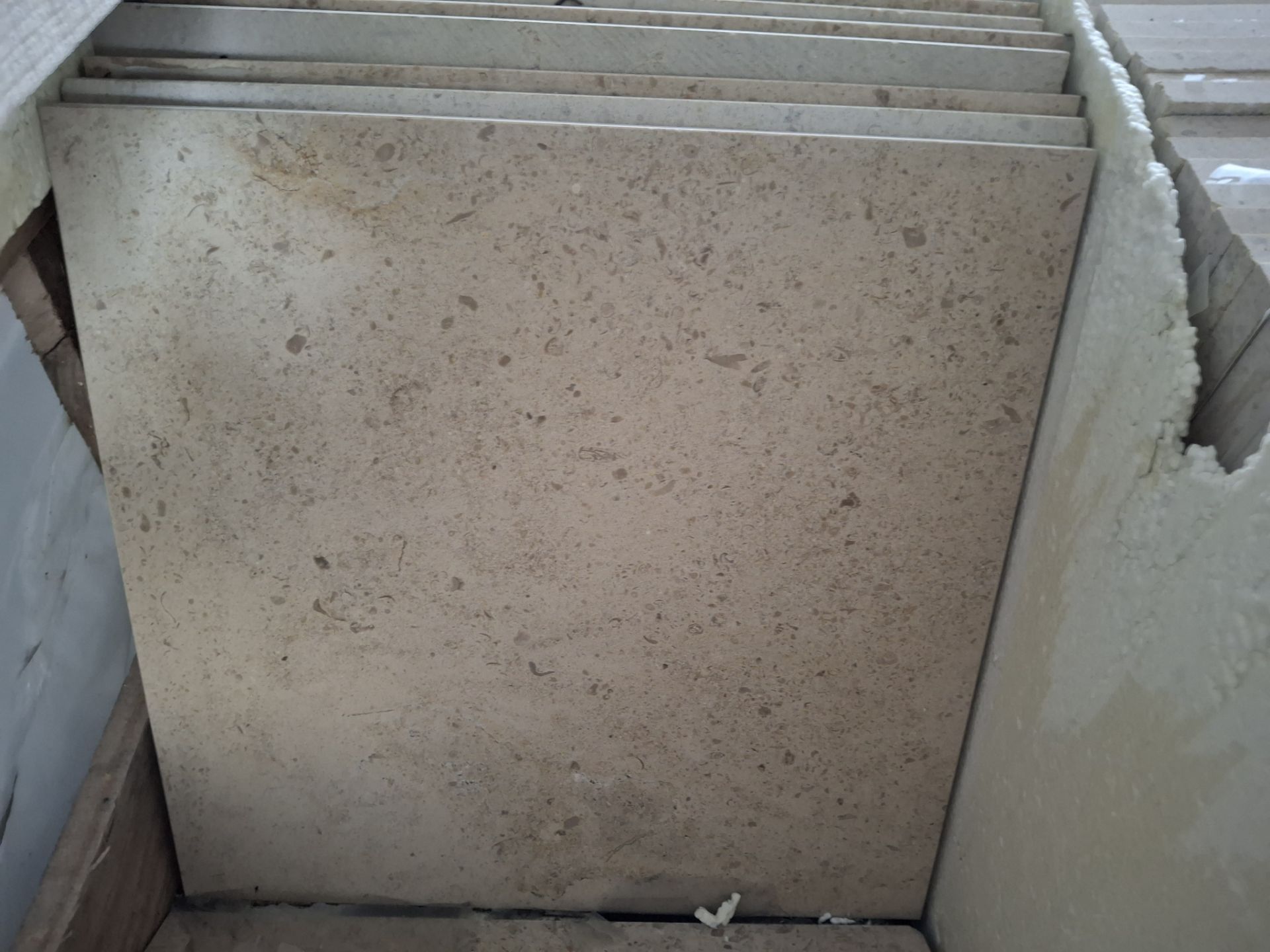 Portuguese Limestone; Pallet of 14 SQM; 400mm x 400mm x 15mm tiles; 88 Pieces - Lift out fee - £ - Image 4 of 4