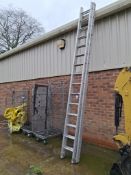 Twin 15-tread aluminium extension ladder