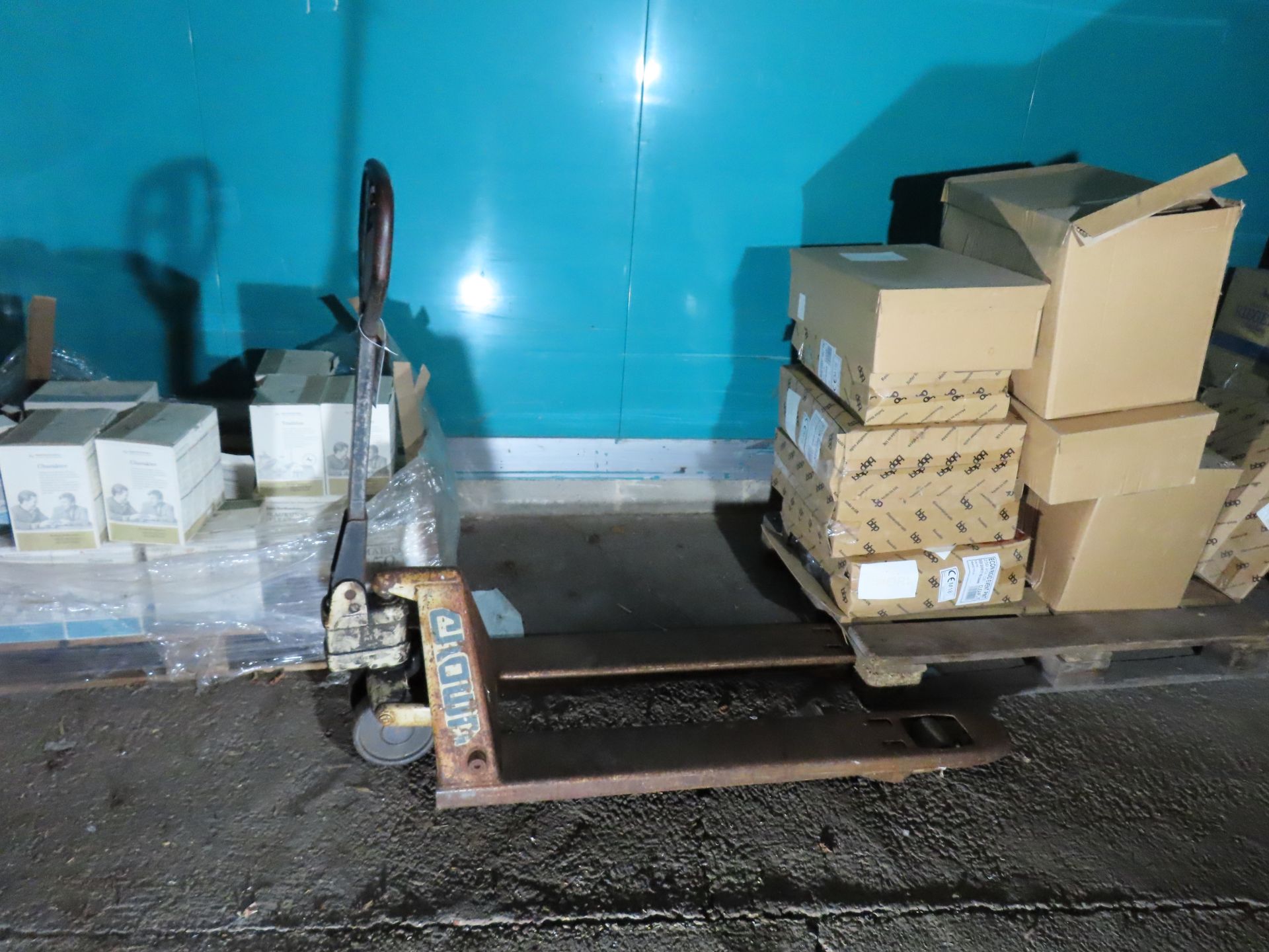 Crown pedestrian pallet truck - Image 2 of 2