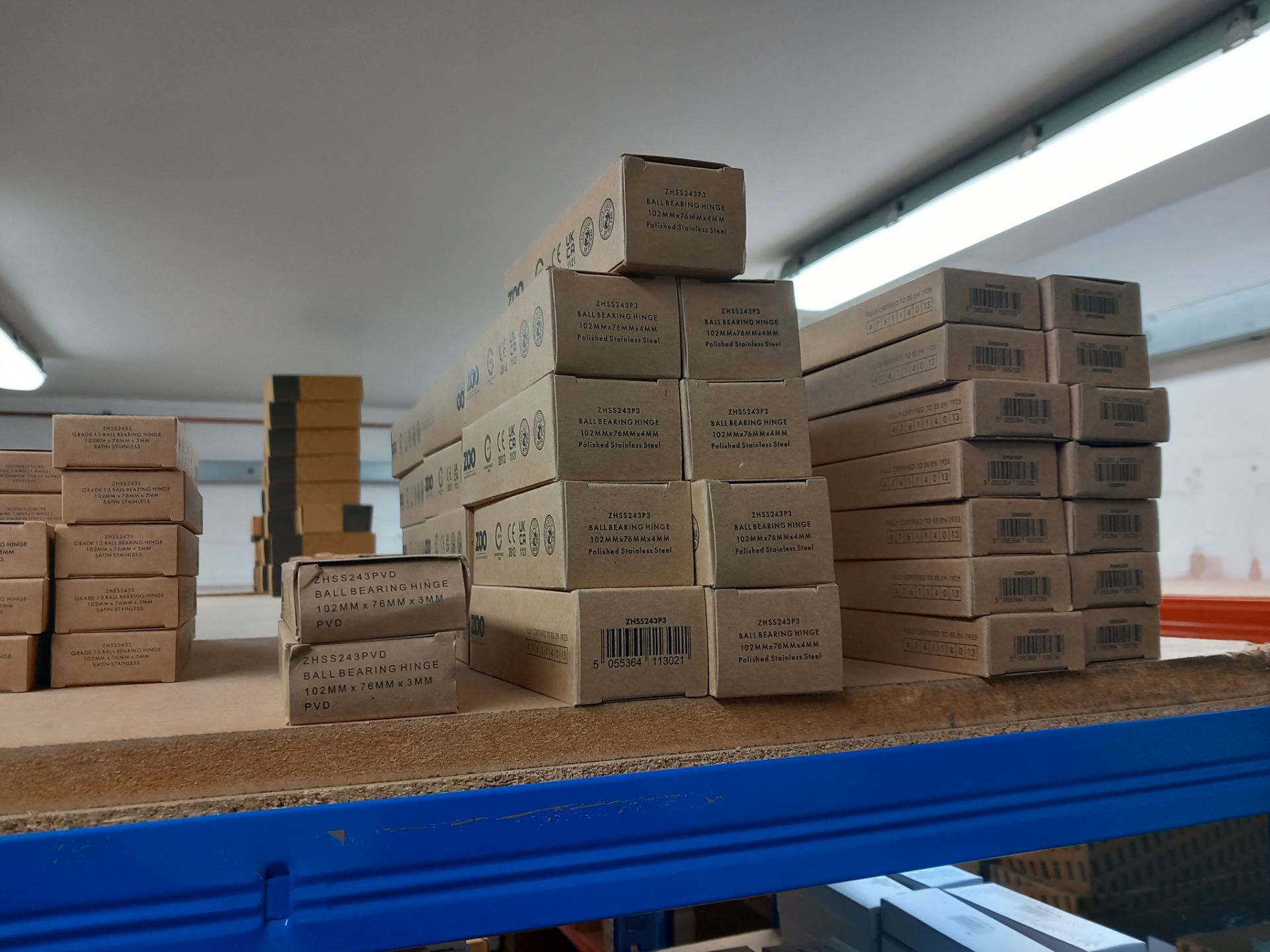 Assortment of hinges to include butt hinges in various sizes and finishes from Zoo hardware, - Image 2 of 10