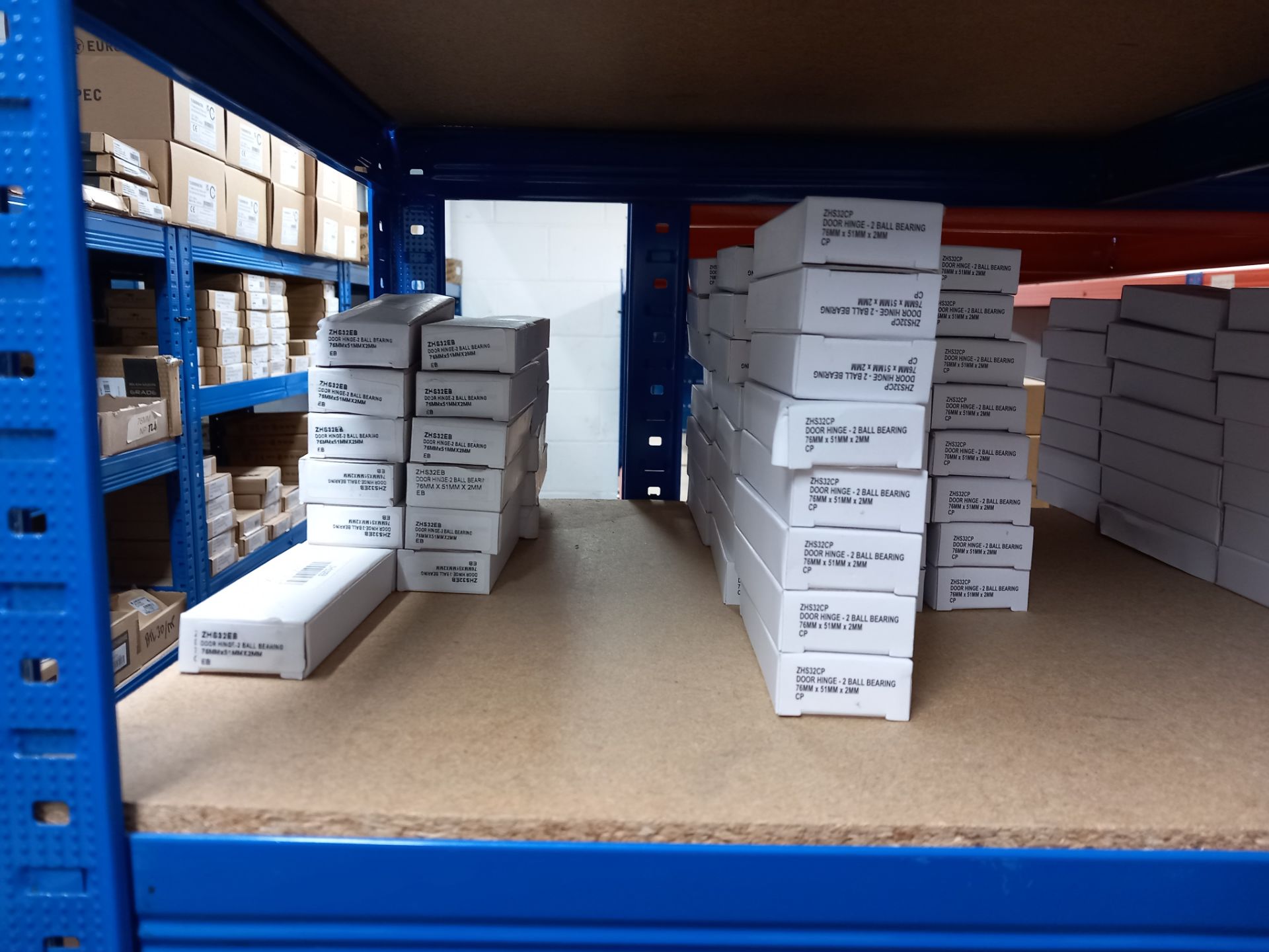 Assortment of hinges to include butt hinges in various sizes and finishes from Zoo hardware, - Image 4 of 10