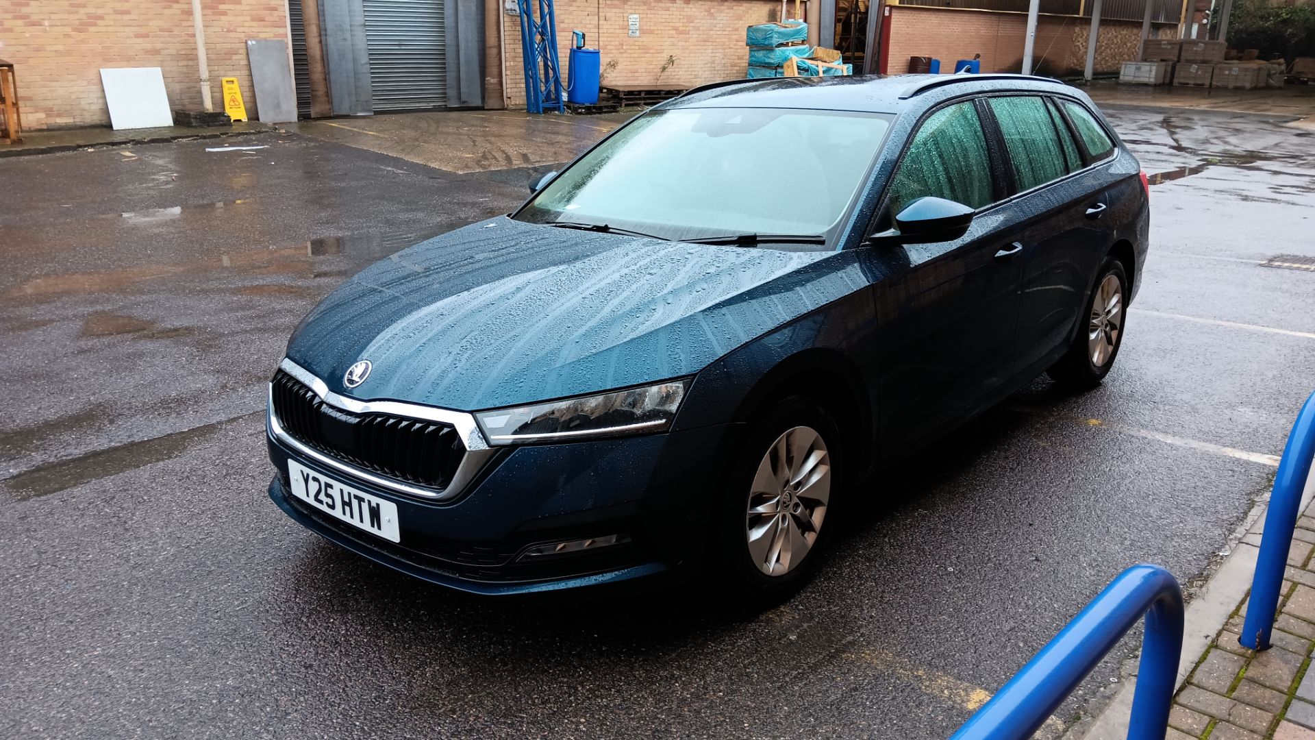 Skoda Octavia 2.0TDI SE Technology 5 door Estate, colour blue, Registration Y25 HTW, first - Image 3 of 21