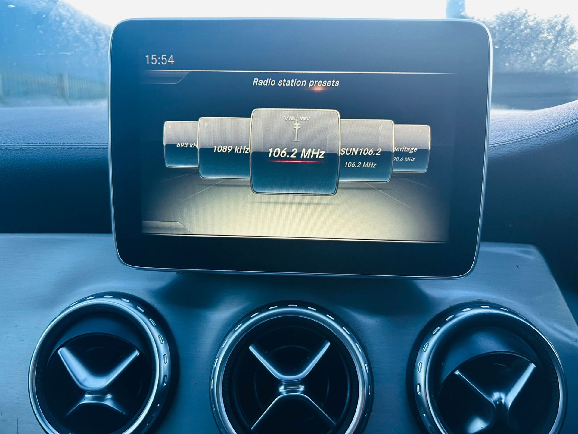 (ON SALE) MERCEDES BENZ GLA 200 D * AMG LINE PREMIUM 4M DCT * (65 REG) * AUTOMATIC * - Image 22 of 25