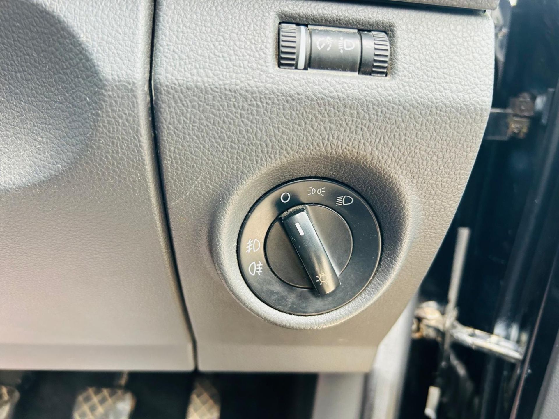 VOLKSWAGEN AMAROK A32 BITDI 163 HIGHLINE 4MOTION CREWCAB PICK-UP (12REG) *AUTO S/S * WELL SERVICED ! - Image 11 of 22