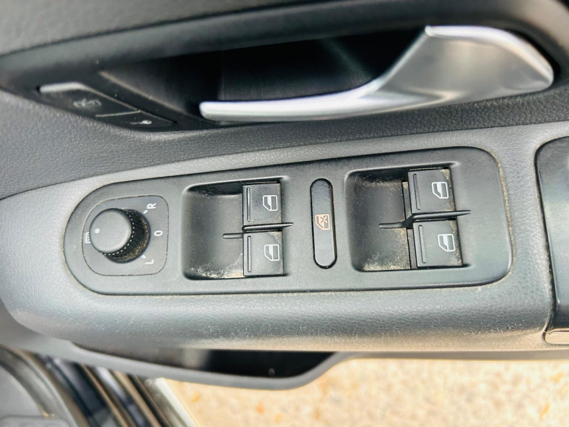 VOLKSWAGEN AMAROK A32 BITDI 163 HIGHLINE 4MOTION CREWCAB PICK-UP (12REG) *AUTO S/S * WELL SERVICED ! - Image 5 of 22