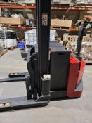 RAYMOND REACH 24 volts, 3000 lbs, Battery stacker MOD: RRS30 - Good battery w/ charger
