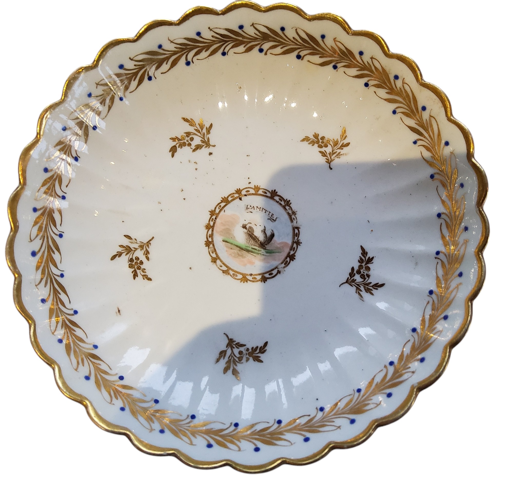 A Caughley tea bowl and saucer, painted with L’AMITIE within a gilt foliate border, c.1790 - Image 3 of 4