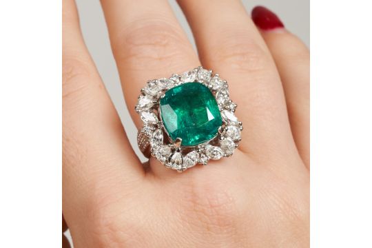 A 10.27 CARAT ZAMBIAN MINOR EMERALD AND DIAMOND RING set with a cushion cut emerald of 10.27 cara... - Image 1 of 4