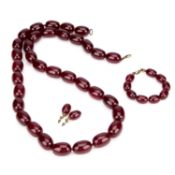 A RED PLASTIC BEAD NECKLACE, BRACELET AND EARRING SET