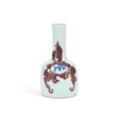 A CHINESE PORCELAIN BLUE AND WHITE AND UNDERGLAZE RED MALLET-SHAPED VASE