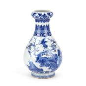 A CHINESE BLUE AND WHITE VASE GARLIC-MOUTH PORCELAIN VASE