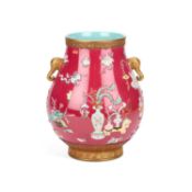 A CHINESE FAMILLE ROSE PORCELAIN VASE
