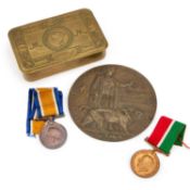 A GROUP OF FIRST WORLD WAR MILITARIA