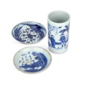 A CHINESE BLUE AND WHITE PORCELAIN BRUSH POT (BITONG)
