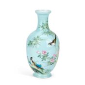 A CHINESE FAMILLE ROSE PORCELAIN VASE