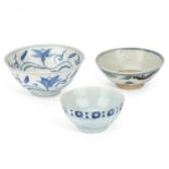 A GROUP OF THREE CHINESE BLUE AND WHITE BOWLS