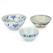 A GROUP OF THREE CHINESE BLUE AND WHITE BOWLS