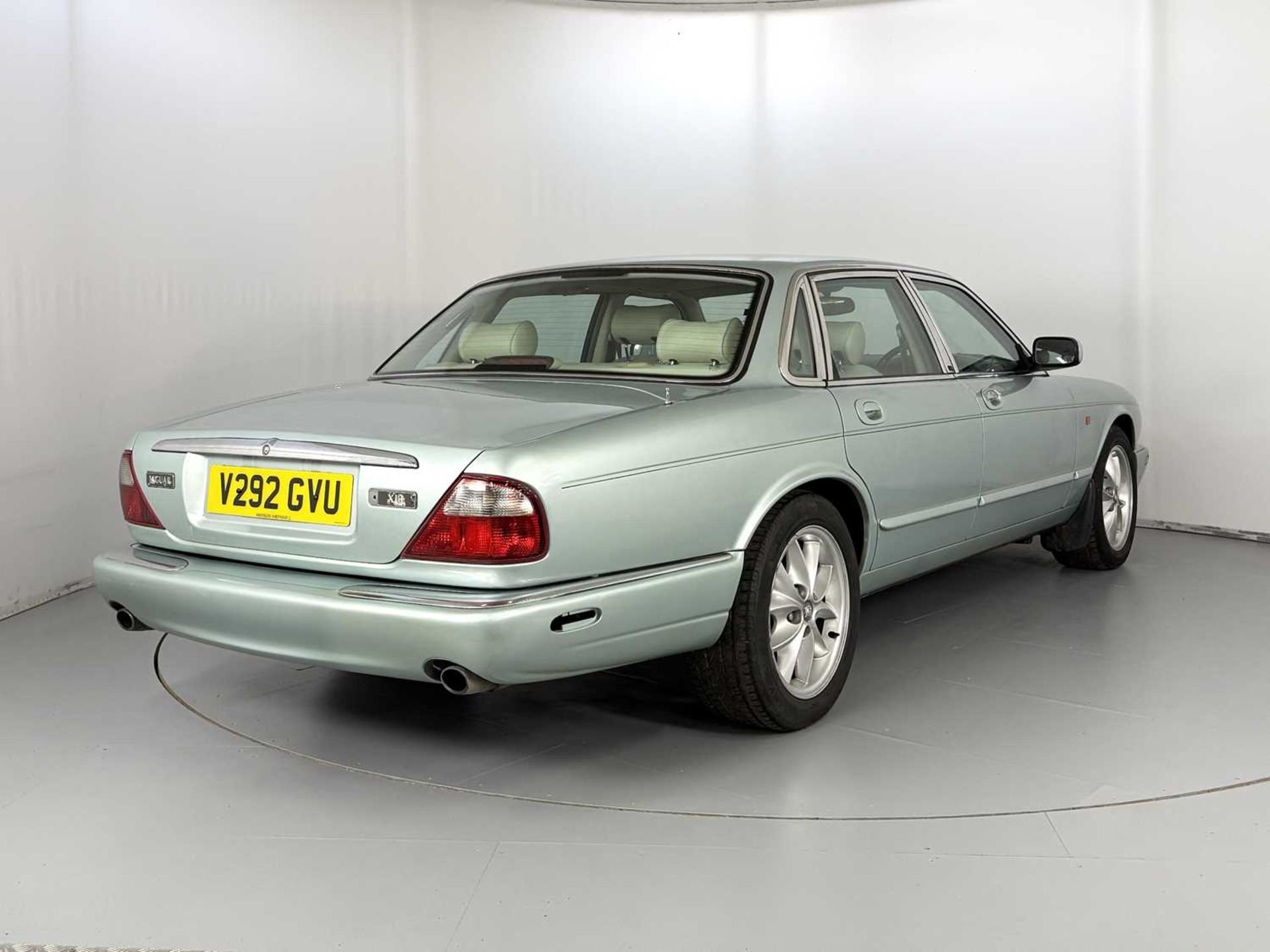 1999 Jaguar XJ8 - NO RESERVE - Image 9 of 33