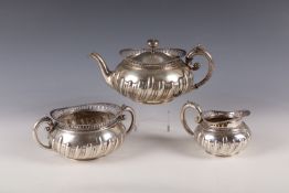 Teekanne, Sahnegießer und Zuckerdose