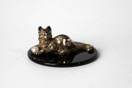 Silberne Katze auf Onyx-Sockel