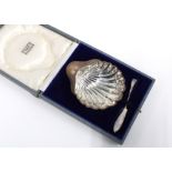 George V silver shell shaped butter dish and knife, boxed, Sheffield 1928