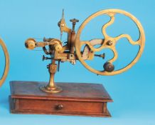 Antike Räderwälzmaschine auf Holzkasten mit Schubfach