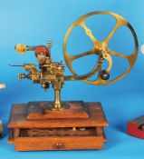 Antike Wälzmaschine auf Holzkasten mit Schubfach und Fräsern