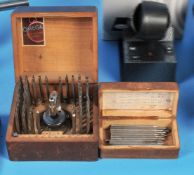 Wolf, Jahn & Co., Triebnietmaschine im Holzkasten mit Punzen