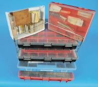 Furnituren in 5 Plastikboxen mit Fächereinteil