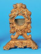 Uhrständer in Gussausführung mit Blumendekor und Putti