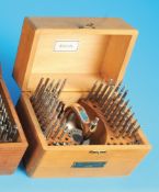 Triebnietmaschine im Holzkasten, bezeichnet: Technicum Cantonal Ecole d’Horlogerie