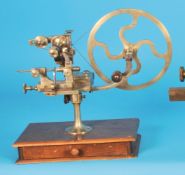 Große, antike Räderwälzmaschine auf Holzkasten