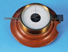 Mikrometer auf rundem Holzsockel, R.Mühle & Sohn