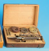 Schraubenkopf-Poliermaschine im Holzkasten, Georg Jacob, Leipzig