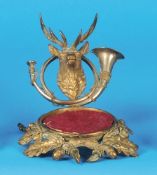 Taschenuhrständer, Hirschkopf in Posaune und Blattdekor