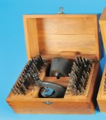 Boley Triebnietmaschine im Holzkasten mit 122 Punzen