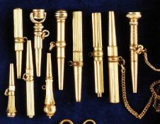 Konvolut mit 10 vergoldeten Taschenuhr-Schlüsseln