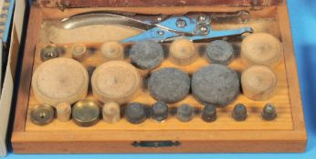 Einpressgerät für Plexigläser, im Holzkasten