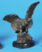 Taschenuhrständer in Form eines Adlers mit ausgebreiteten Flügeln auf Marmorsockel