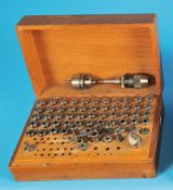 Holzkasten mit 61 Spannzangen, D = 8 mm, und zwei Spannfutter