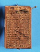 Holz-Klappsonnenuhr mit eingelassenem Kompass und Tabelle auf Deckel