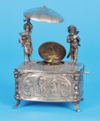 Sehr dekorativer Singvogel-Automat im allseitig in Hochrelief gearbeiteten 800er-Silber-Gehäuse