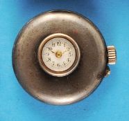 Kleine Knopflochuhr, brüniertes Gehäuse