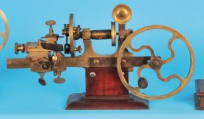 Antike, große Klammer-Drehbank mit Kreuzsupport